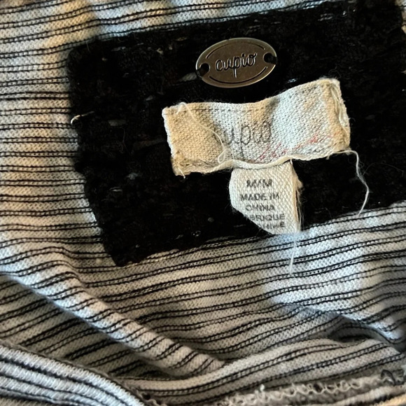 Cupio, M, black &white stripe, short sleeve, crewneck, cropped tie knot top. - Picture 5 of 8